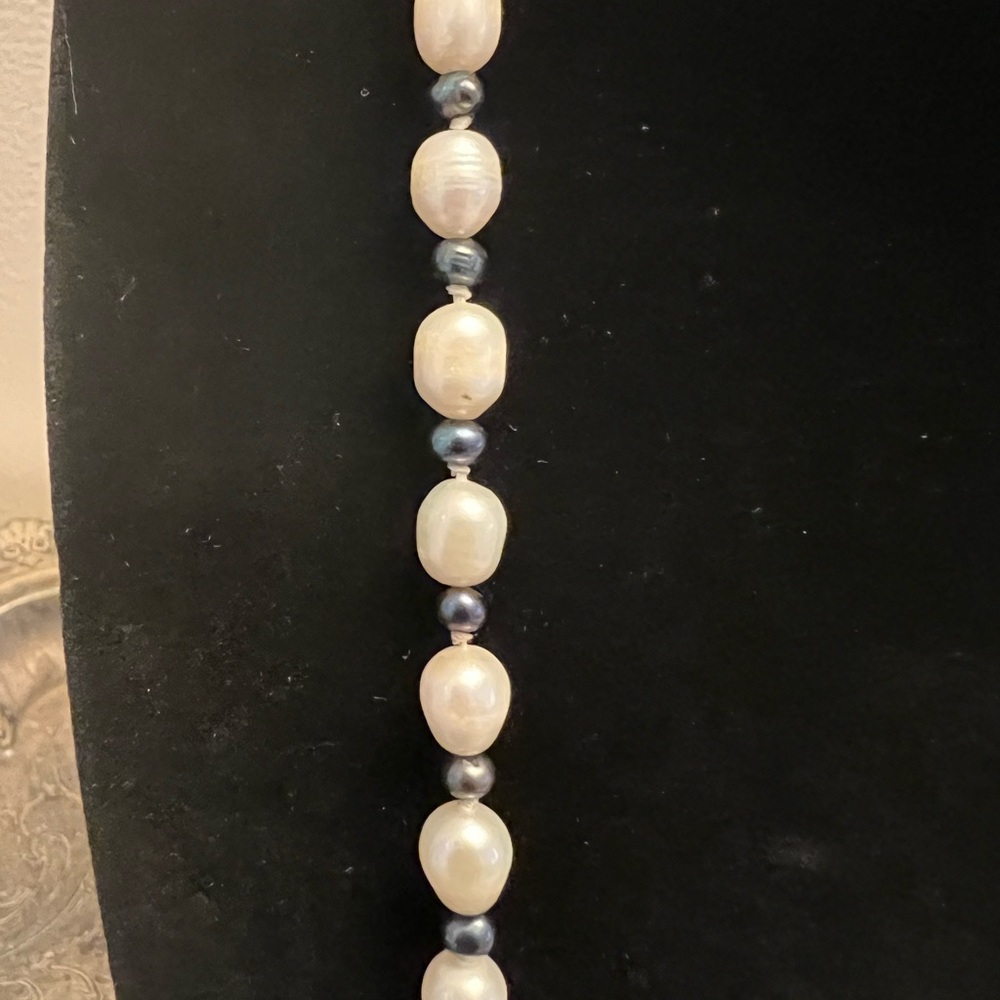 White and peacock genuine cultured pearl necklace - Picture 3 of 7